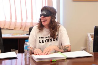 La ONCE y Grupo Planeta reivindican el acceso a la lectura para todas las personas con un "cuentacuentos a ciegas"