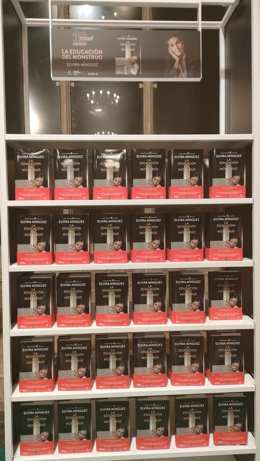 Ejemplares de La Educación del Monstruo, de Elvira Mínguez, en Valencia