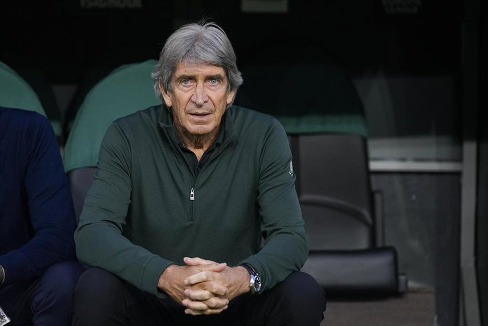 El entrenador del Real Betis, Manuel Pellegrini, durante el partido de Liga Europa.