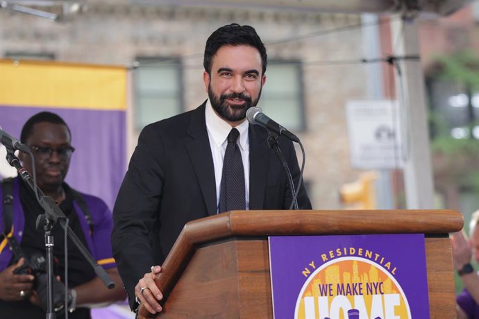 15 de abril de 2026, Nova York, NY, EUA: NOVA YORK, NOVA YORK, Estados Unidos, 15 de abril de 2026: Mais de 10.000 trabalhadores de serviços de limpeza do sindicato 32BJ SEIU se manifestam ao lado do prefeito Zohran Mamdani, de líderes sindicais e de auto