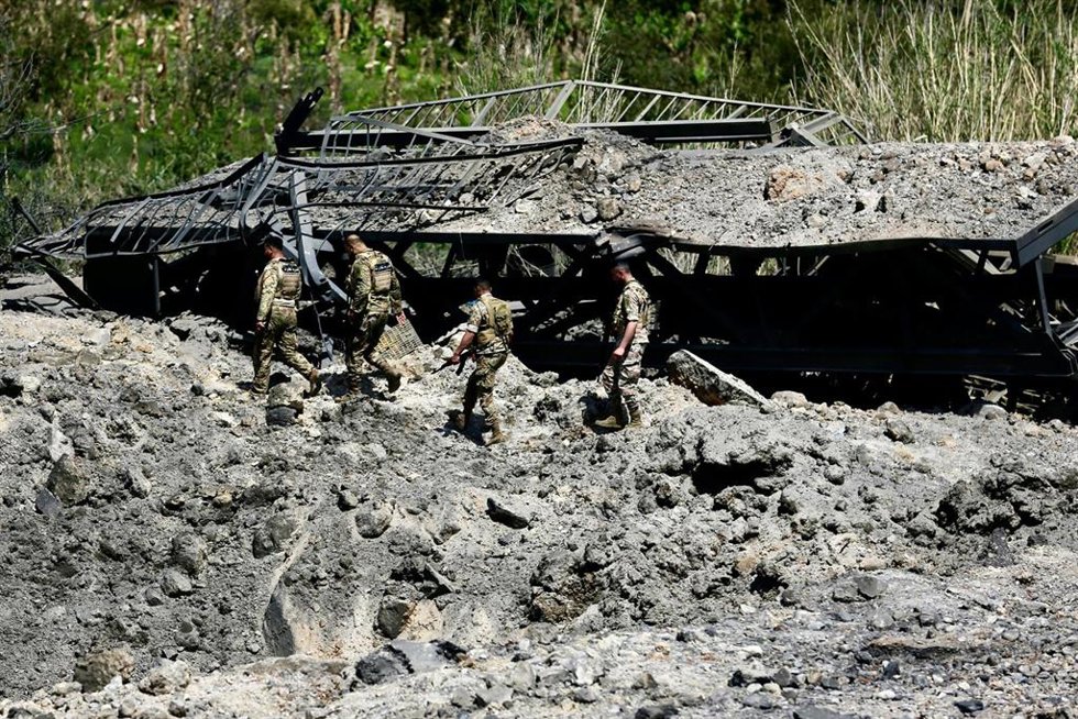 Soldados del Ejército libanés inspeccionan el puente de Qasmiye, destruido por ataques aéreos israelíes, en Qasmiye, Líbano