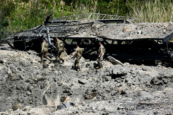 PEQUIM, 17 de abril de 2026  -- Soldados do exército libanês inspecionam a ponte de Qasmiyeh, destruída por ataques aéreos israelenses em Qasmiyeh, no Líbano, em 16 de abril de 2026.   Aviões de guerra israelenses realizaram dois ataques aéreos consecutiv