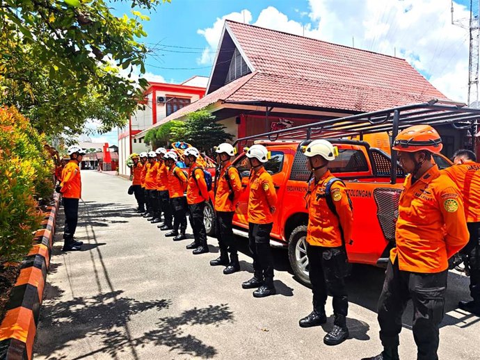 Rescatistas preparándose para las operaciones de búsqueda y rescate del helicóptero accidentado en Sekadau, en la provincia de Kalimantan Occidental, Indonesia