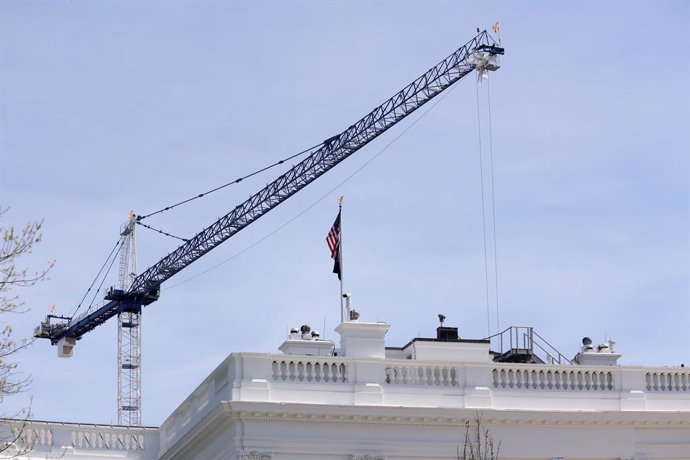 9 de abril de 2026, Washington, D.C., Virgínia, EUA: Um guindaste utilizado na construção do novo salão de baile da Casa Branca é visto ao lado da Casa Branca, em Washington, D.C., EUA, em 9 de abril de 2026.