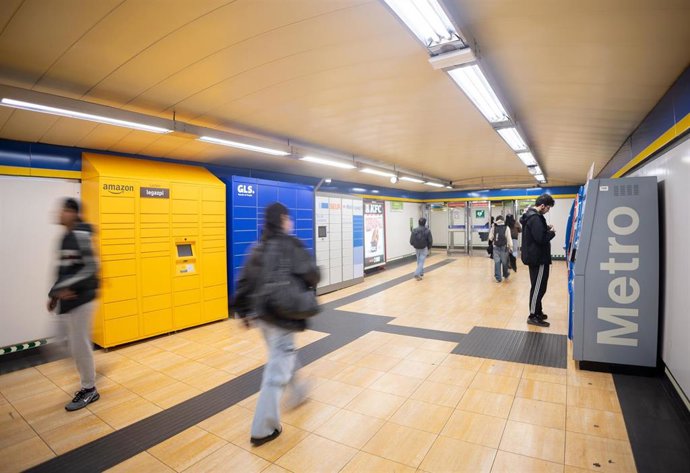 Archivo - Taquillas inteligentes instaladas en el metro de Legazpi, a 11 de marzo de 2026, en Madrid (España). La Comunidad de Madrid está implantando en la Línea 3 de Metro las primeras taquillas inteligentes del proyecto Metropaq, que permitirán recoger