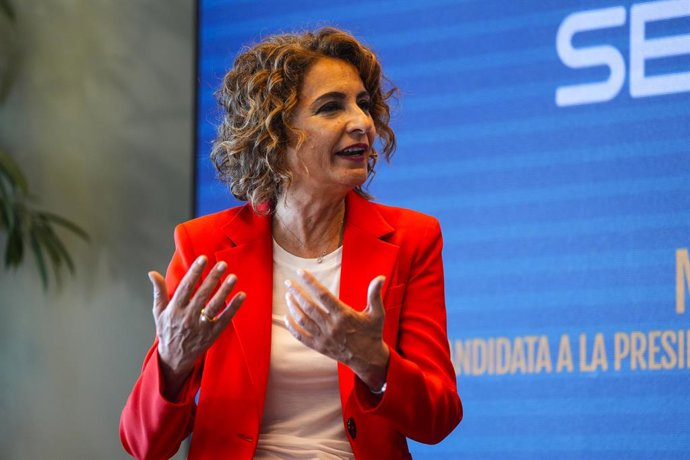 A secretária-geral do PSOE-A e candidata à Presidência da Junta da Andaluzia, María Jesús Montero, durante o encontro organizado pela Cadena Ser Andalucía no Club Cámara Antares. Em 15 de abril de 2026, em Sevilha (Andaluzia, Espanha). A se