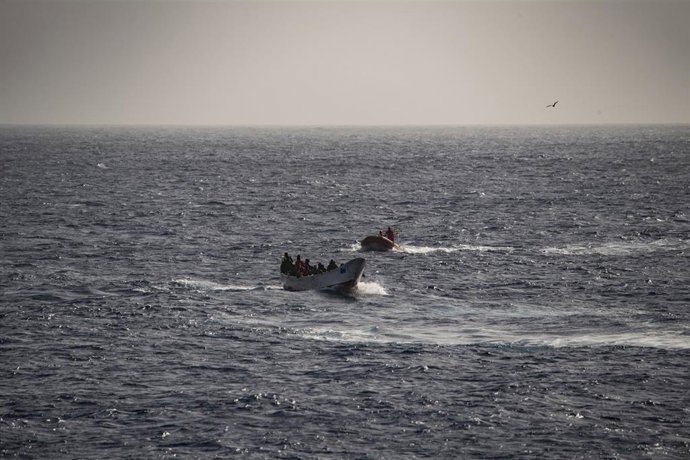 Archivo - Migrantes en una embarcación.