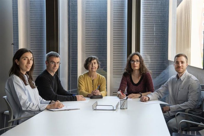 Glòria Martí, neuróloga del HUN; Josu Delfrade, estadístico del ISPLN; Elena Erro, jefa de Neurología del HUN e investigadora principal del estudio; Esther Vicente, técnica del ISPLN y Pablo Arrondo y neuropsicólogo de la Clínica Josefina Arrregui.
