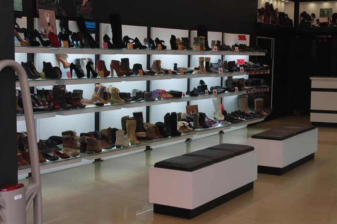 Archivo - Tienda de calzado.