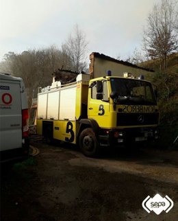 Archivo - Camión de Bomberos en labores de extinción de incendios en una imagen de archivo.