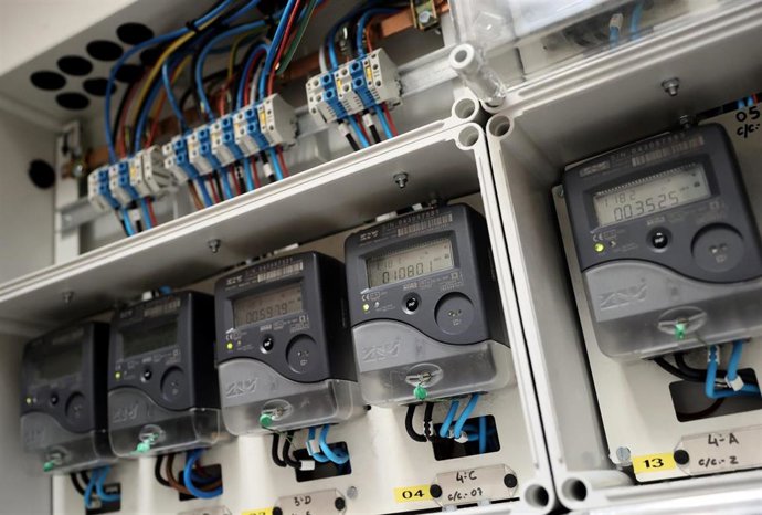 Archivo - Contadores eléctricos de un edificio, a 1 de abril de 2022, en Madrid (España). 