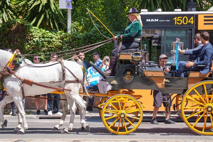 El excapitán del Atlético de Madrid, Gabi, y el excentrocampista de la Real Sociedad, Xabi Prieto, trasladan, en coche de caballo, la Copa del Rey al Palacio de San Telmo en Sevilla.