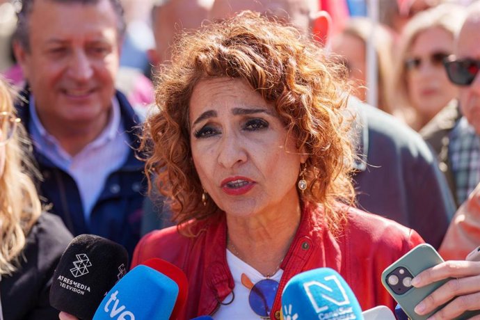 La candidata a la Junta de Andalucía por el Partido PSOE-A María Jesús Montero atiende a los medios antes del comienzo de la manifestación de las Mareas Blancas en Sevilla. (Foto de archivo).