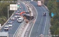 Herido un camionero al salirse de la vía en la A-92 y quedar atrapado en Víznar (Granada)