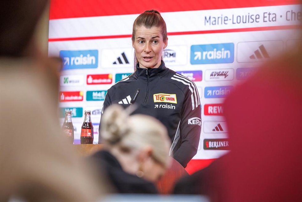 La entrenadora del Union Berlin Marie-Louise Eta, en rueda de prensa.