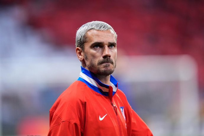 Antoine Griezmann, do Atlético de Madrid, observa durante a partida de volta das quartas de final da Liga dos Campeões da UEFA 2025/26 entre o Atlético de Madrid e o FC Barcelona, no Riyadh Air Metropolitano, em 14 de abril de 2026, em Madri, Espanha.