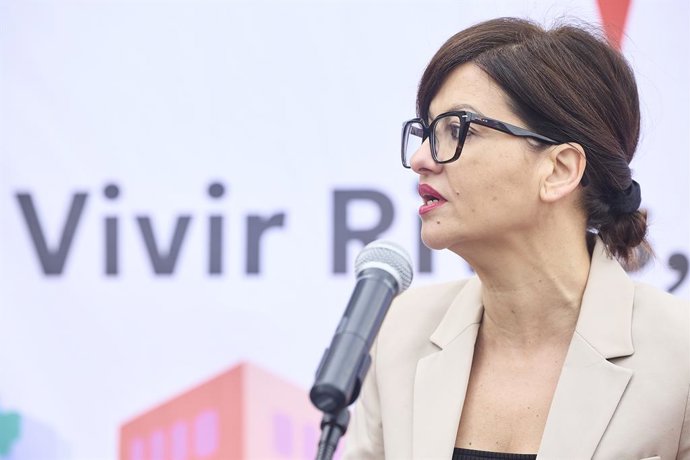 A ministra da Juventude e da Infância, Sira Rego, durante a cerimônia de entrega das chaves de 83  moradias destinadas ao aluguel para jovens, em 11 de abril de 2026, em Rivas Vaciamadrid, Madri (Espanha). Trata-se de 83 moradias de construção nova prom