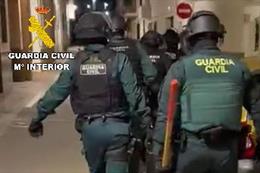 La Guardia Civil durante los registros