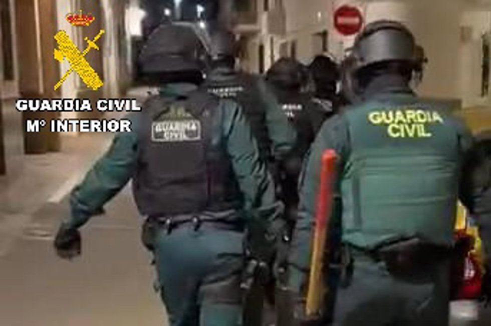 La Guardia Civil durante los registros