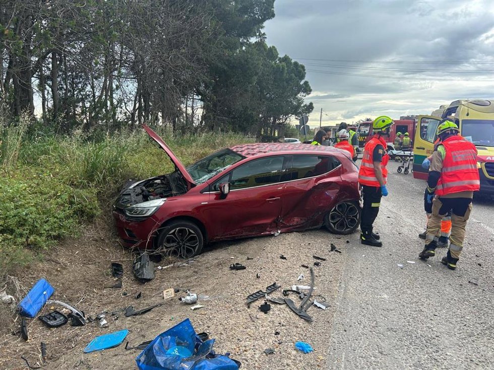 Archivo - Equipos de emergencias trabajan en un accidente de circulación. 