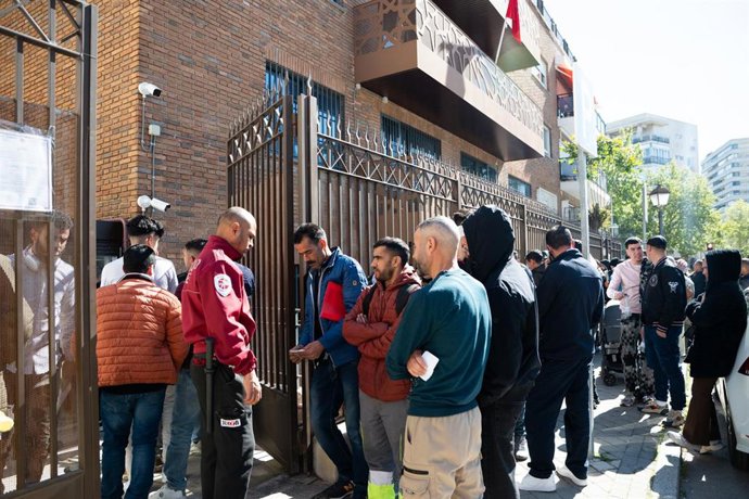 Inmigrantes irregulares acuden a los consulados para conseguir el certificado de antecedentes penales o la autorización consular que permite a un familiar tramitar ese certificado, requisito imprescindible para la regularización.