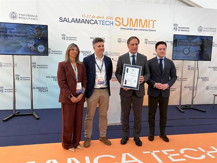 El alcalde de Salamanca, Carlos García Carbayo, junto al concejal de Promoción Económica, Pedro Martínez, y representantes de OCA Global.