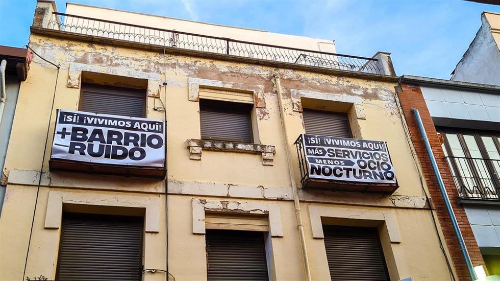 Demanda Casco Antiguo coloca pancartas por "la cobardía del alcalde para no abordar el grave problema del ruido"