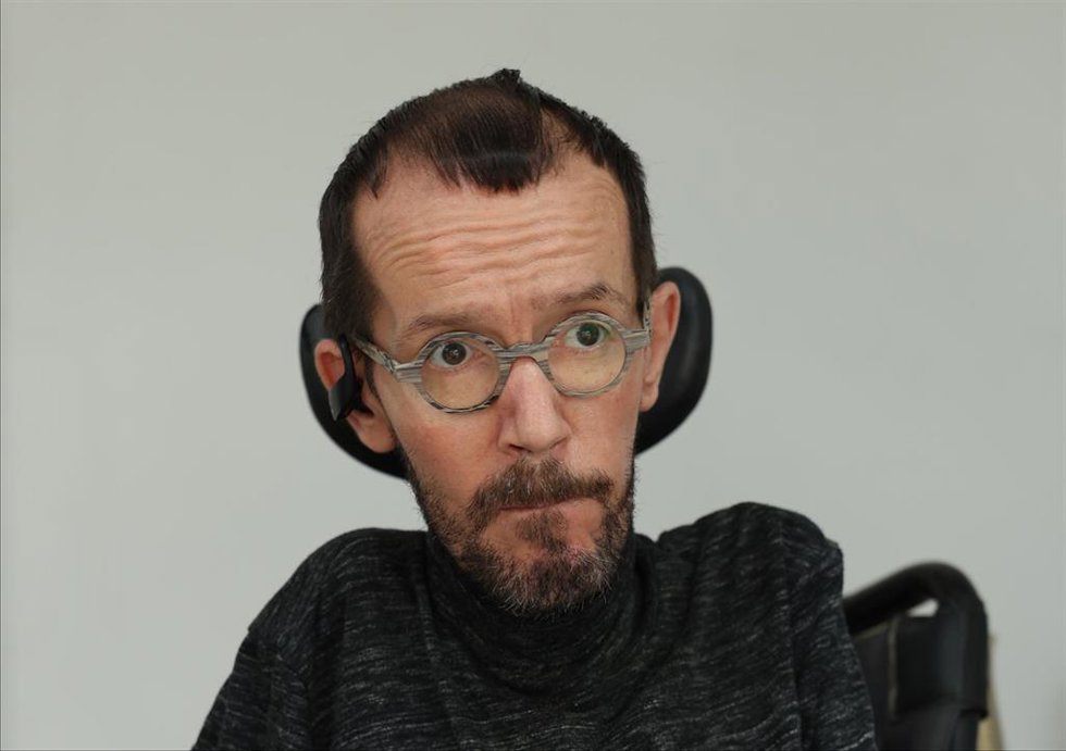 Archivo - El portavoz de Podemos en el Congreso de los Diputados, Pablo Echenique, durante la firma de libros en la Feria del Libro de Madrid 2023, en el Parque del Retiro, a 28 de mayo de 2023. En Madrid (España).