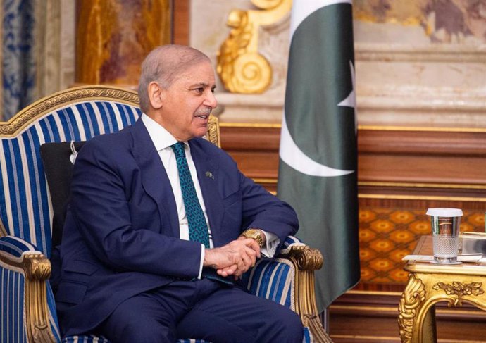 16 de abril de 2026, Doha, Arábia Saudita: O príncipe herdeiro saudita Mohammed bin Salman se reúne com o primeiro-ministro paquistanês Shehbaz Sharif em Jeddah, onde ambas as partes analisam as relações bilaterais e formas de fortalecer a cooperação em d