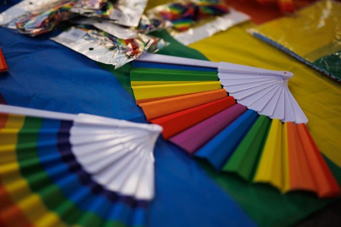 Archivo - Varios abanicos durante el primer día de las fiestas del Orgullo de Madrid, en el barrio de Chueca, a 1 de julio de 2022, en Madrid (España). MADO’22, la gran fiesta del Orgullo LGBTIQ+, vuelve a celebrarse en la capital madrileña desde hoy hast