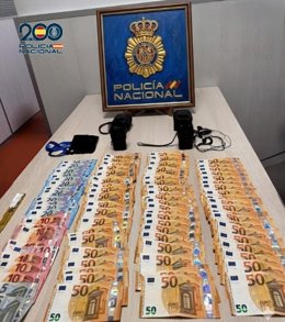 Dinero en efectivo y material acreditativo incautado a cinco hombres que vendían entradas falsas de fútbol