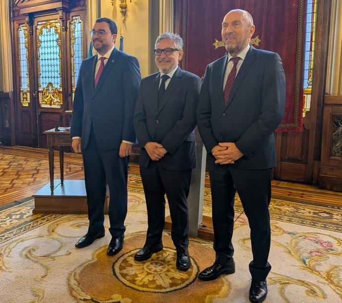 El presidente del Principado, Adrián Barbón, el presidente del Consejo de Transparencia y Buen Gobierno, José Manuel Pérez  y el presidente de la Junta General, Juan Cofiño.