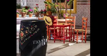 Sevilla entre albero e hilos de seda: el refugio del viajero en la Feria de Abril