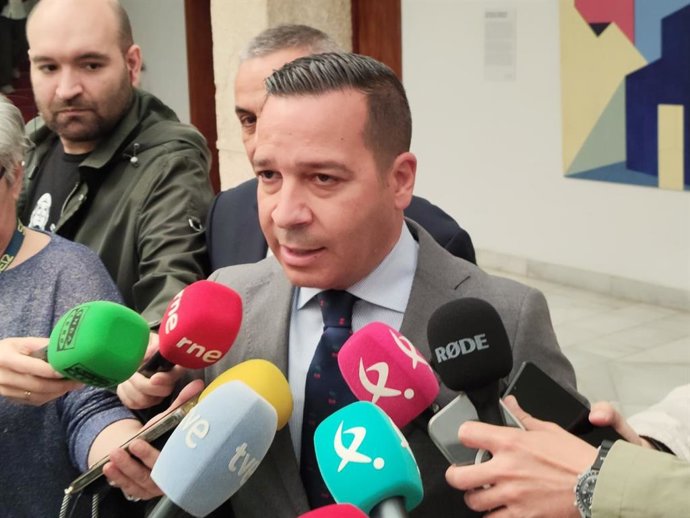O presidente e porta-voz do Grupo Parlamentar Vox na Assembleia da Extremadura, Óscar Fernández Calle, fala com a imprensa após se reunir com o presidente da Assembleia