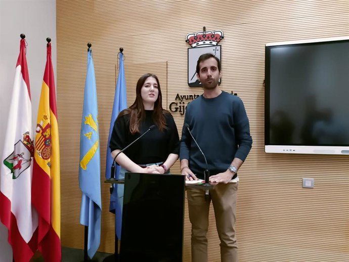 La portavoz de Podemos en el Ayuntamiento de Gijón, Olaya Suárez, y el edil de IU Alejandro Farpón, en rueda de prensa en el Consistorio gijonés.