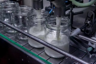 Archivo - Una máquina llena los recipientes de kéfir en la fábrica de la granja Suerte Ampanera, a 24 de agosto de 2022, en Colmenar Viejo, Madrid (España). La granja es una explotación ecológica, compuesta por 1.500 cabras y ubicada en el entorno natural