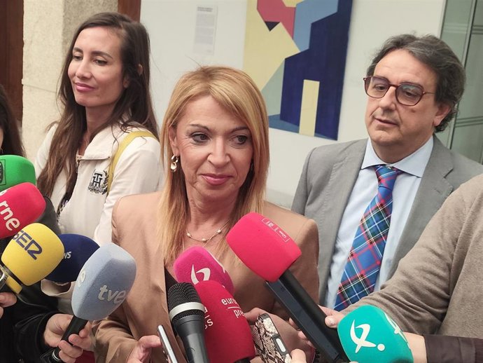 La portavoz del Grupo Parlamentario Socialista, Piedad Álvarez, atiende a los medios tras reunirse con el presidente de la Asamblea