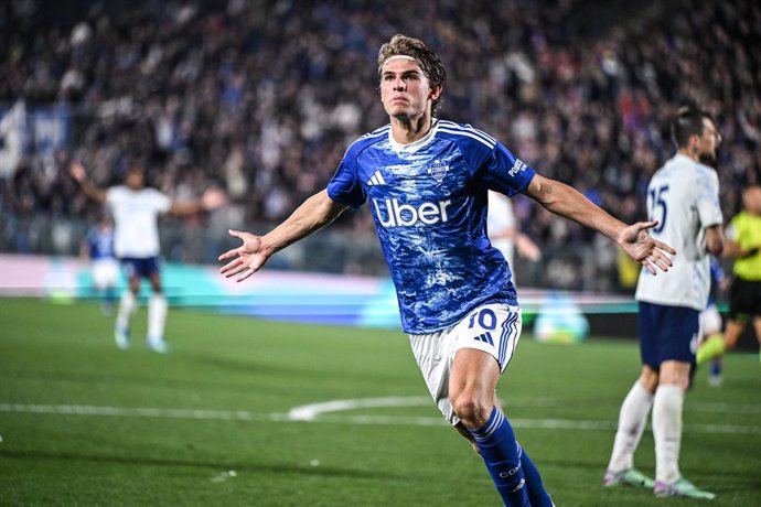 12 April 2026, Italy, Como: Como's Nico Paz celebrates scoring his side's second goal during the Italian Serie A soccer match between Como 1907 and Inter Milan at the Giuseppe Sinigaglia Stadium. Photo: Tiziano Ballabio/LiveMedia-IPA/ZUMA Press Wire/dpa
