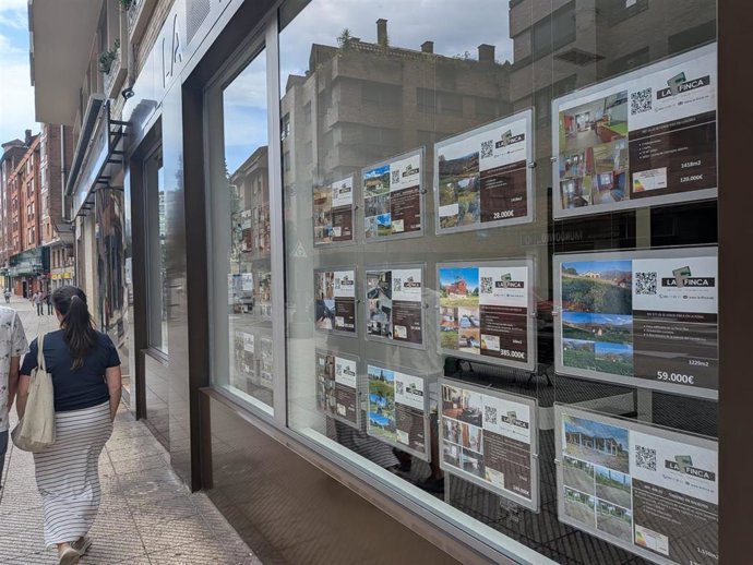 Archivo - Inmobiliaria, precios de pisos, precios de alquiler, construcción