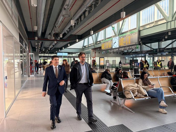 El delegado del Gobierno en Galicia, con el presidente de Renfe, este viernes en Santiago