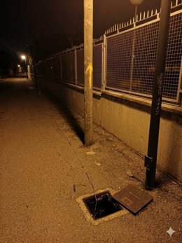 Arqueta de alumbrado público manipulada para la sustracción de cableado.