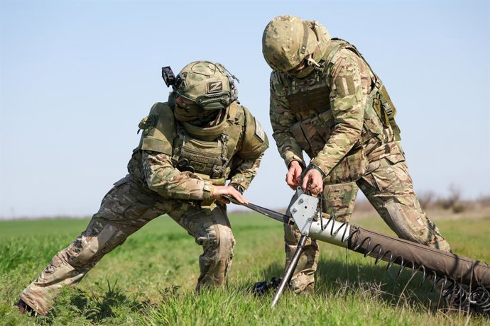RÚSSIA, REGIÃO DE KHERSON - 15 DE ABRIL DE 2026: Membros da tripulação se preparam para lançar um drone de reconhecimento SKAT 350M com o 18º Exército de Armas Combinadas, do Grupo de Forças Dnepr, durante a operação militar especial