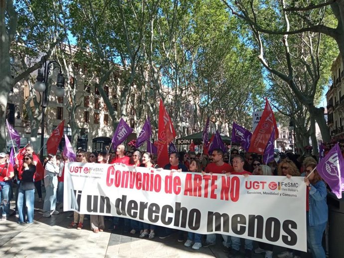 Protesta en el paseo del Borne contra la salida de empresas baleares al convenio estatal de comercio.