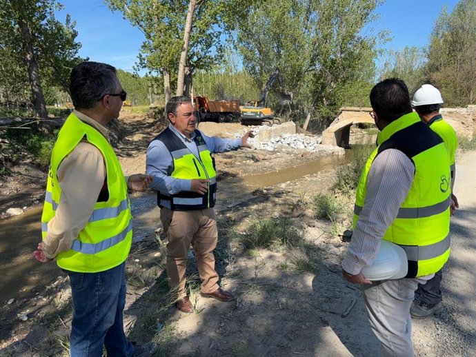El diputado de Asistencia a Municipios y Emergencias de Granada, Eduardo Martos, ha realizado una visita técnica a las obras de reconstrucción del puente sobre el río Guadix.