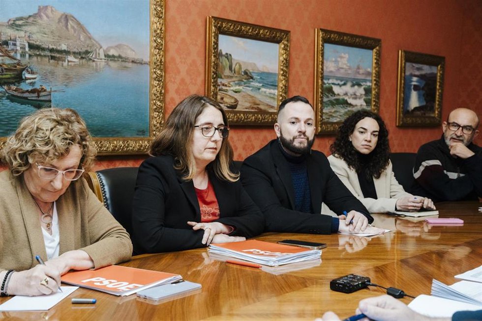 Imagen de los ediles de PSPV, Compromís y EU-Podem miembros de la comisión municipal sobre VPP en el Ayuntamiento de Alicante