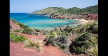 Caminar sobre el mar: la ruta de las canteras doradas que esconde el sur de Mallorca