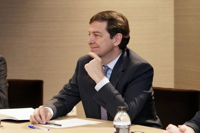 O presidente do PPCyL, Alfonso Fernández Mañueco, durante uma reunião na Assembleia Legislativa de Castela e Leão, em 25 de março de 2026, em Valladolid, Castela e Leão (Espanha). Mañueco inicia hoje sua série de encontros após os resultados das eleições 