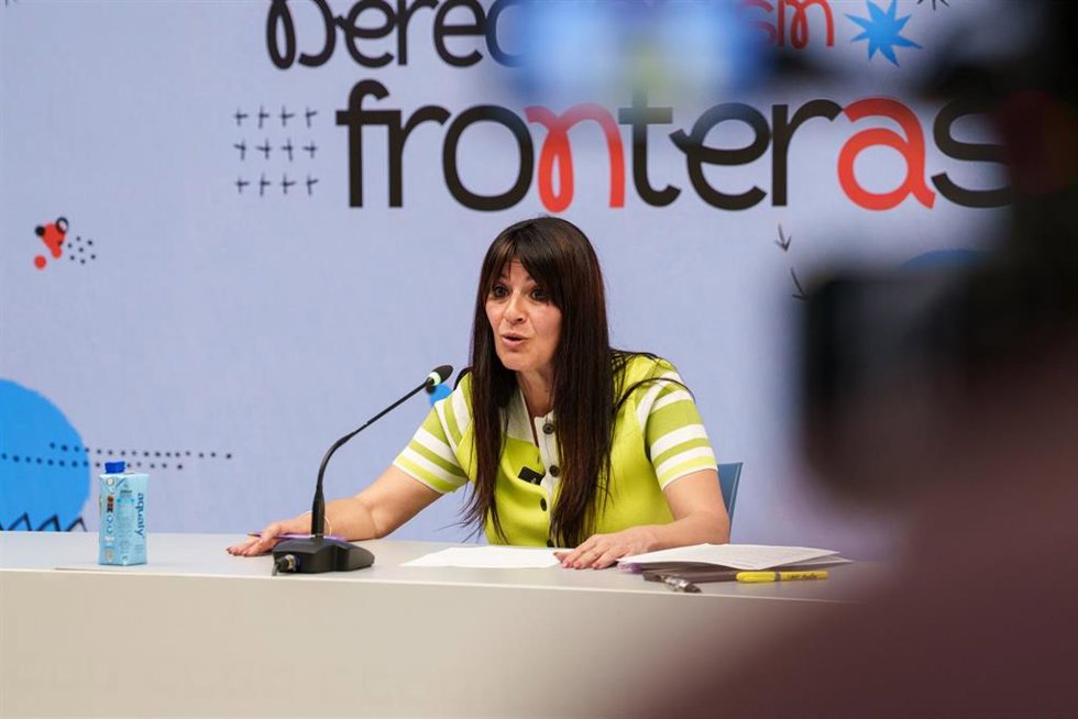 La secretaria confederal de Migraciones y Atención a las personas de CCOO, Sofía Castillo, ofrece una rueda de prensa sobre el proceso extraordinario de regularización de personas migrantes, a 17 de abril de 2026, en Madrid (España). 