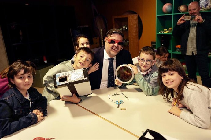 El consejero de Educación, Cultura y Deportes, Amador Pastor, junto a estudiantes asistentes a la formación en el Museo de las Ciencias de Castilla-La Mancha.