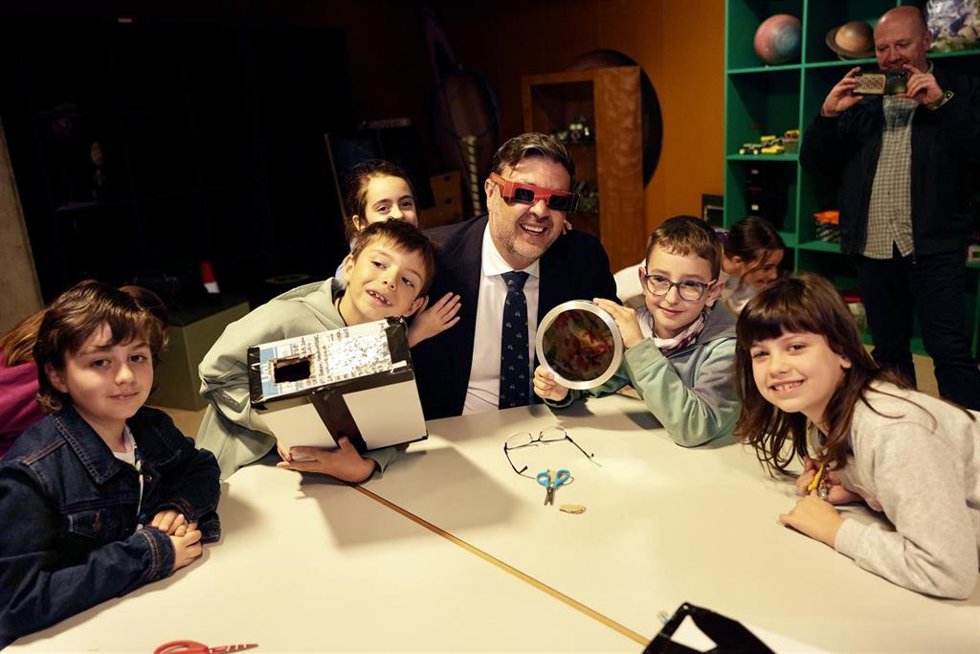 El consejero de Educación, Cultura y Deportes, Amador Pastor, junto a estudiantes asistentes a la formación en el Museo de las Ciencias de Castilla-La Mancha.